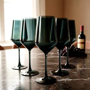 Copa de Vino Negro Translúcido – Diseño Elegante y Moderno